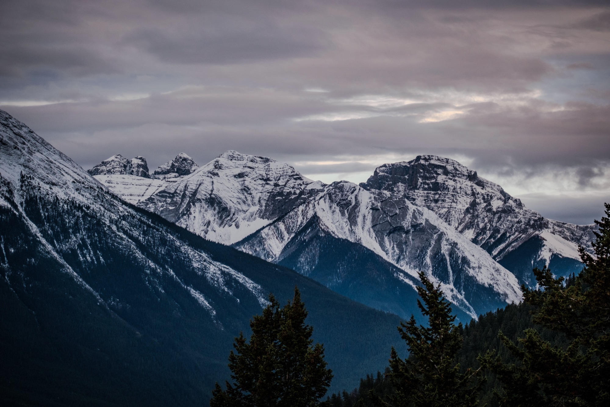 Montagnes au crépuscule