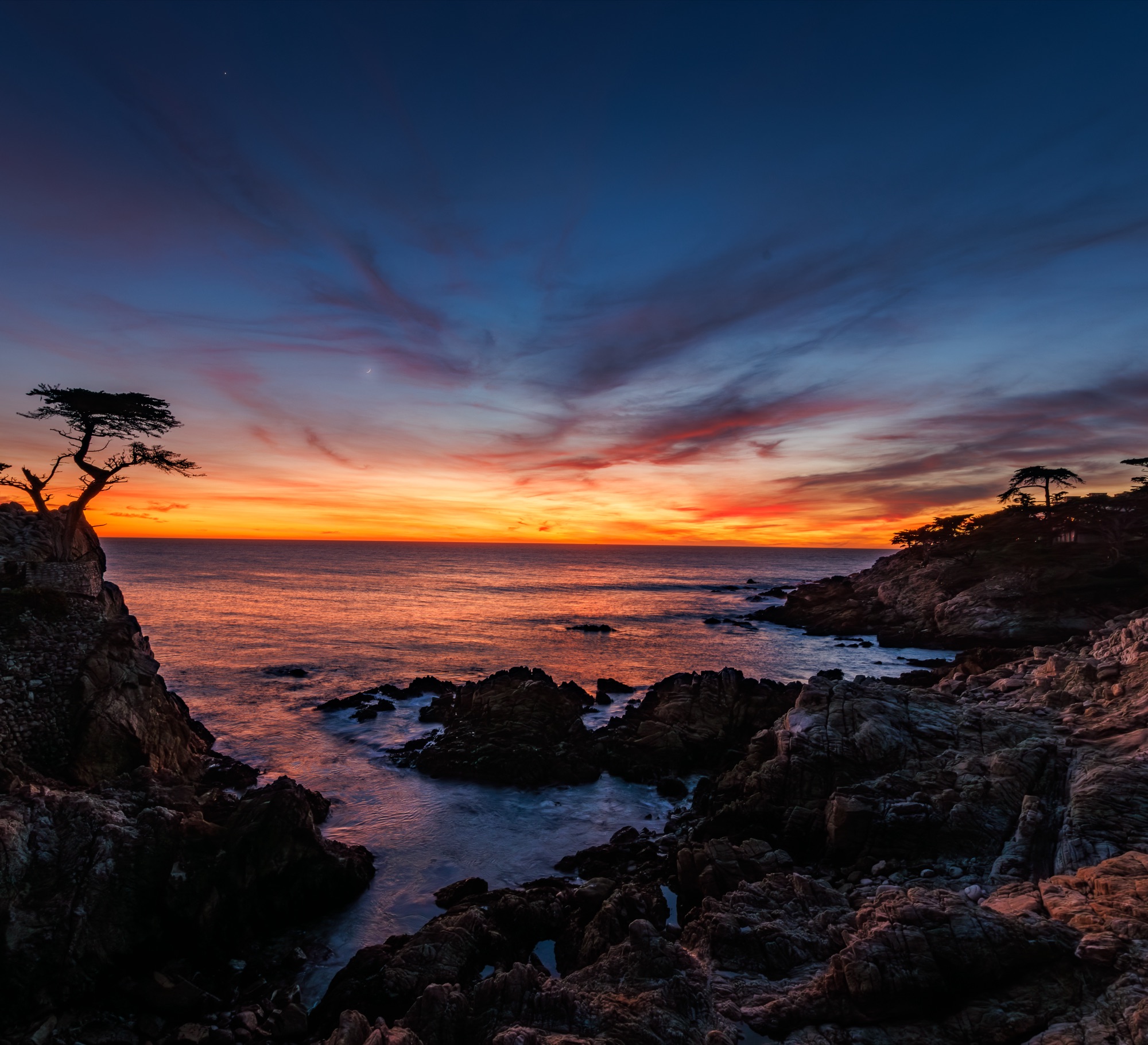 Côte au coucher de soleil