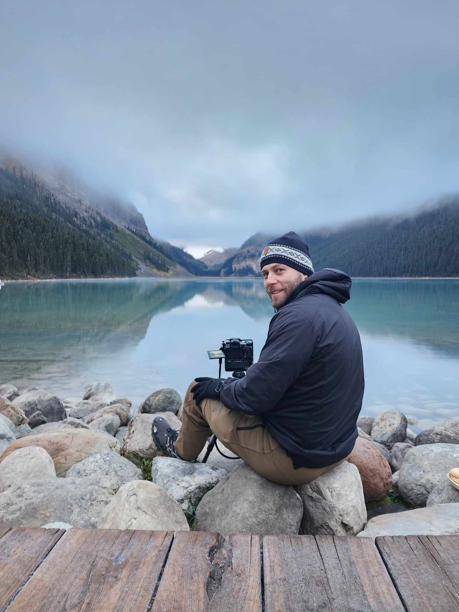 Alexandre Laverdière au lac Louise, appareil sur trépied