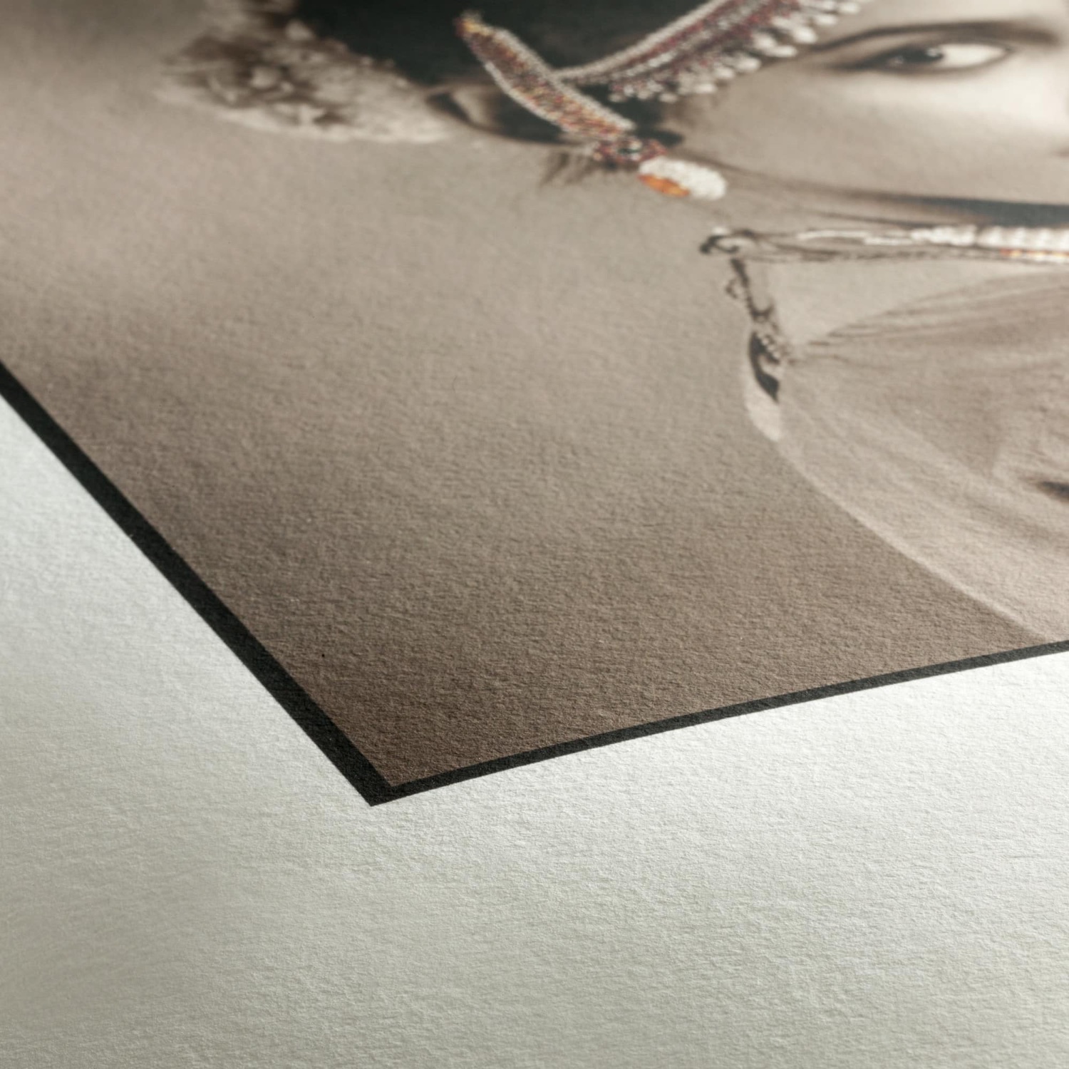 Coin d'un tirage sur papier coton, bord déckle visible